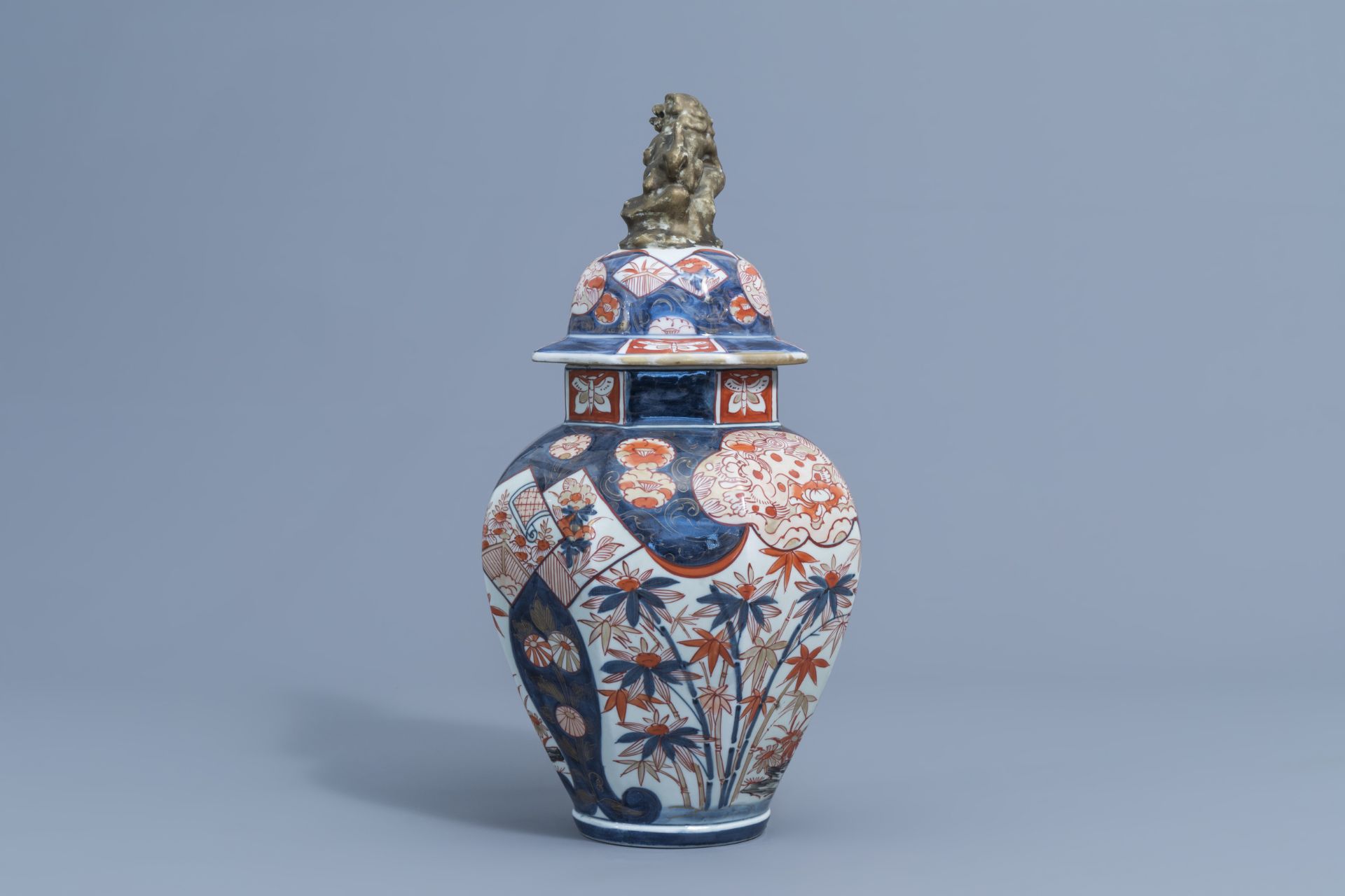 A Japanese Imari vase and cover and a pair of bronze stands with animals, Edo/Meiji, 18de/19de eeuw - Image 5 of 13