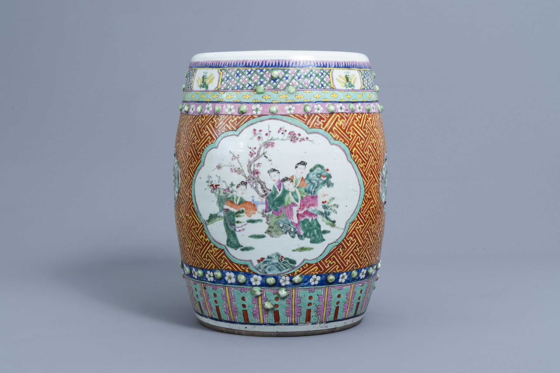 A Chinese famille rose garden seat with ladies on a terrace, 19th C. - Bild 4 aus 7