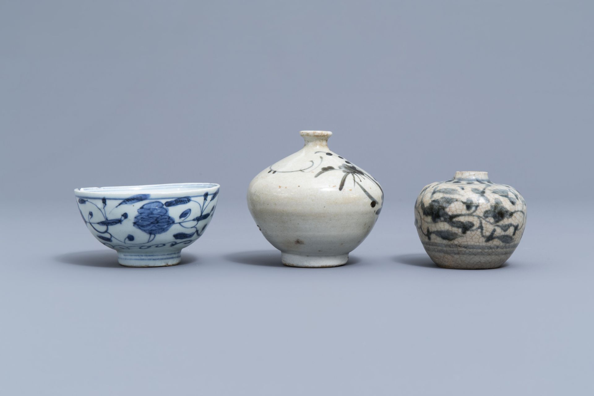 A varied collection of Chinese blue, white and celadon porcelain, Ming and later - Image 18 of 38