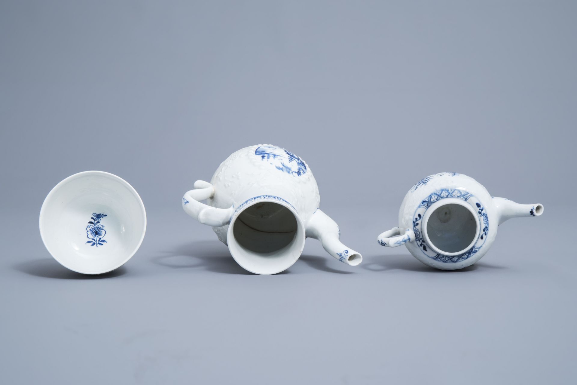 An English 22-piece blue and white Lowestoft creamware 'Hughes' coffee and tea service, 18th C. - Image 32 of 38