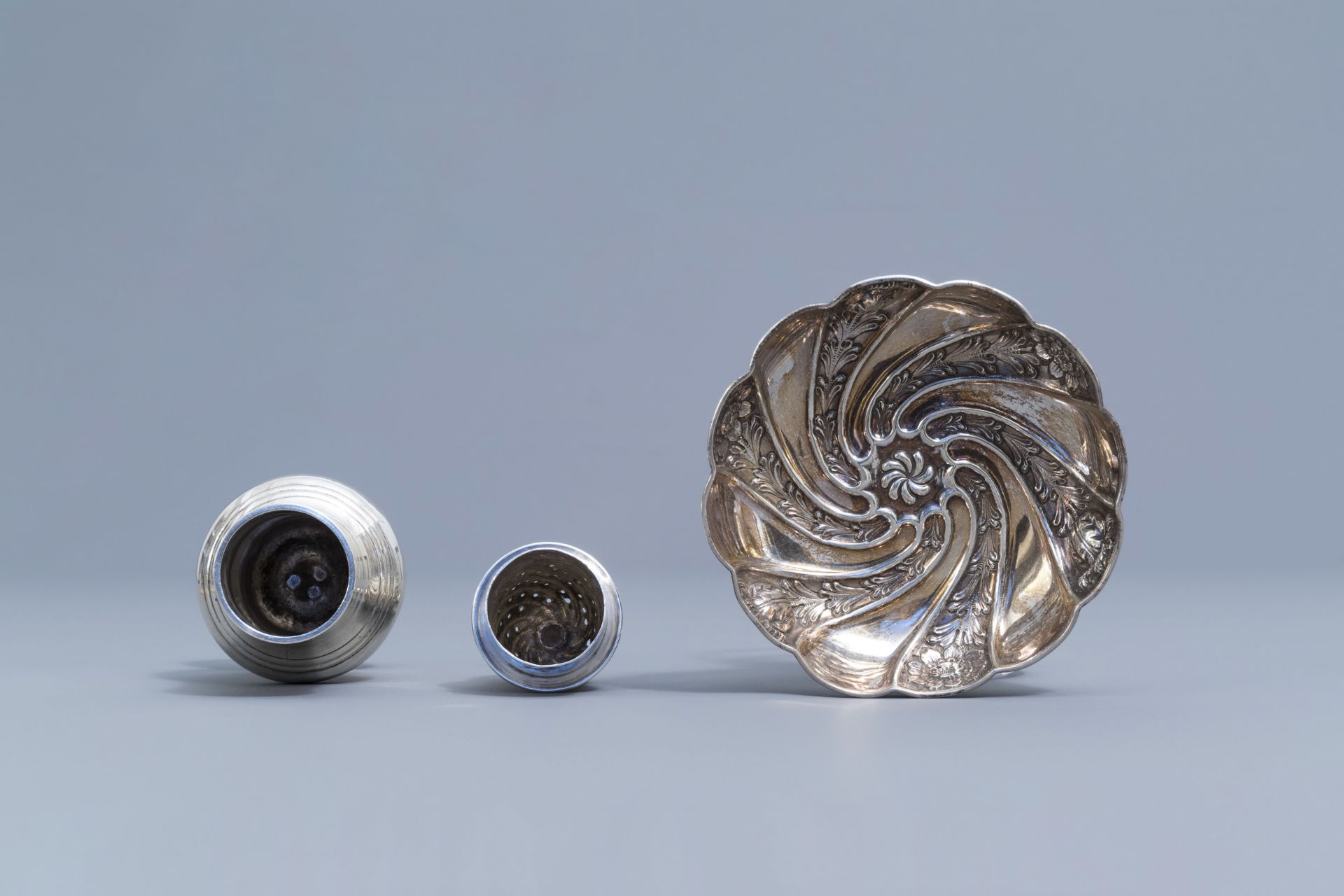 An English silver caster, a bowl on foot and a platter, various marks, 18th/19th C. - Image 9 of 16