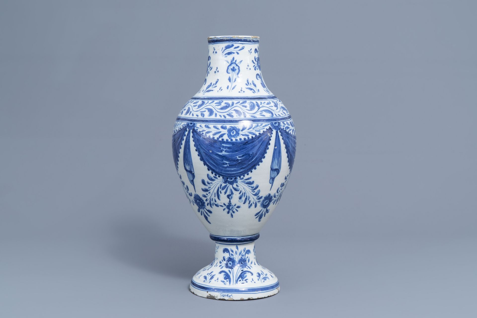A Spanish blue and white pharmacy jar with floral design, Talavera, 19th C. - Image 8 of 16