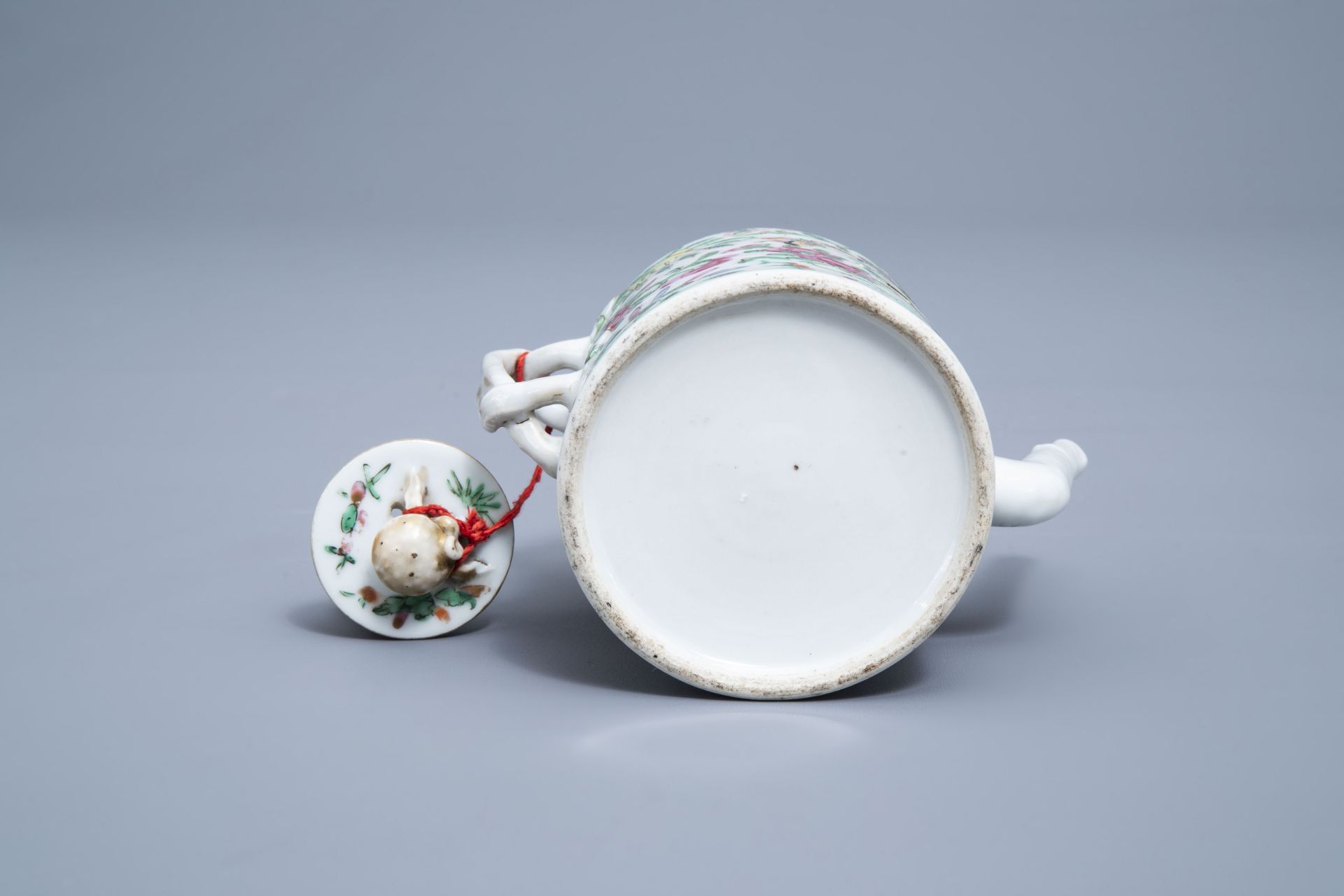 A varied collection of Chinese Canton famille rose porcelain, 19th/20th C. - Image 23 of 23