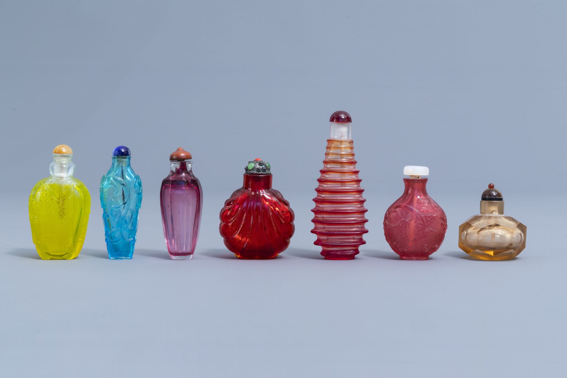 Thirteen Chinese monochrome and polychrome glass snuff bottles, 20th C. - Image 3 of 4