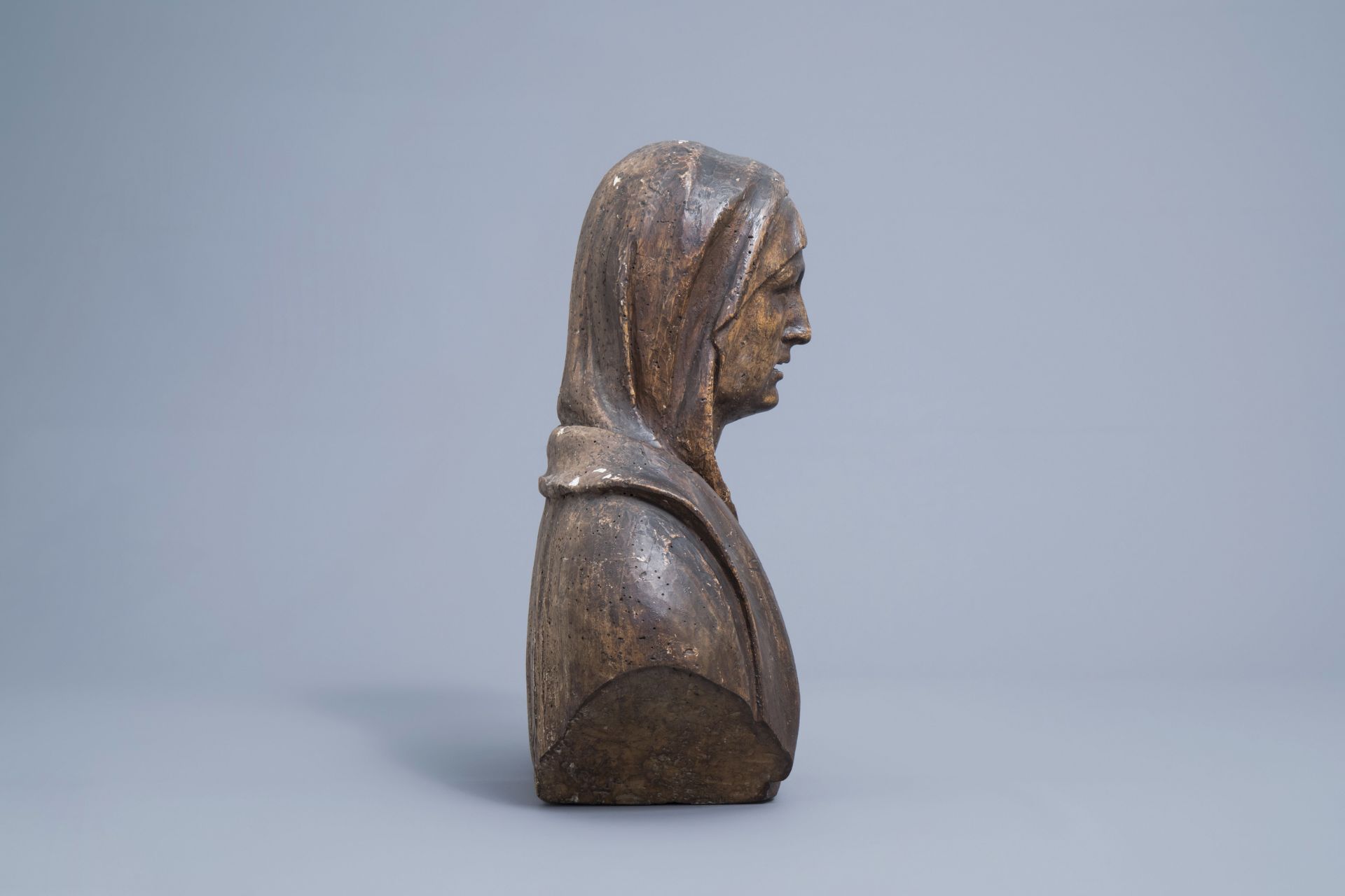 A patinated carved wooden bust of the Mother of Sorrows, Italy or France, 18th C. - Image 3 of 7