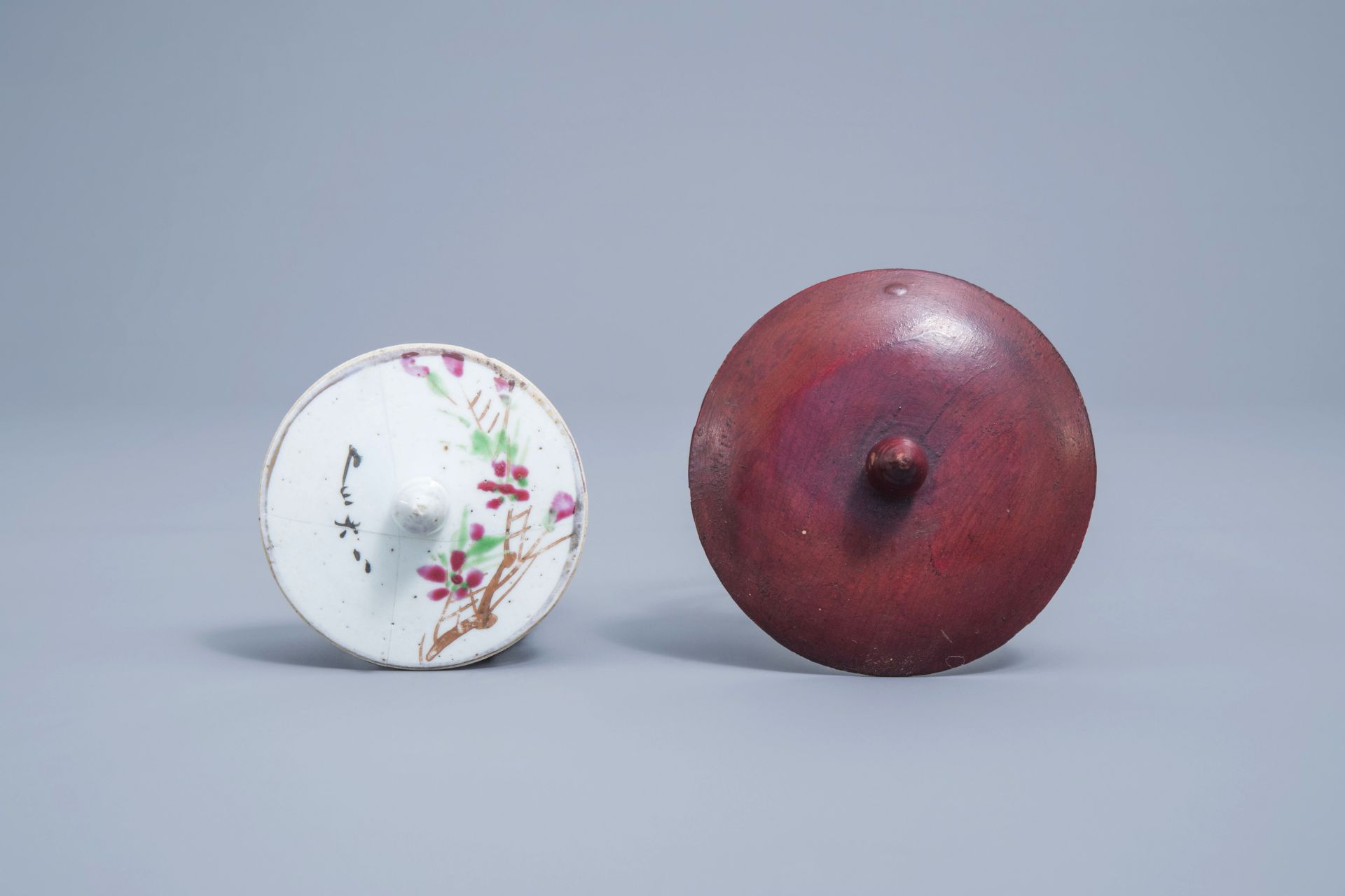Two Chinese qianjiang cai jars and covers and a jar with a bird, 19th/20th C. - Image 7 of 8