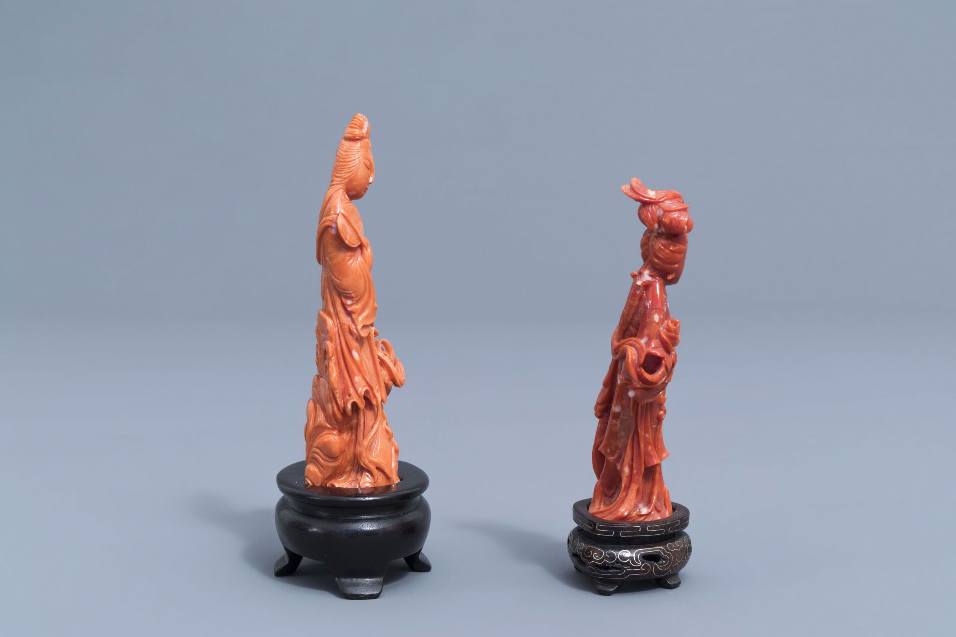 Two Chinese carved red coral figures of a lady, 19th/20th C. - Image 3 of 7