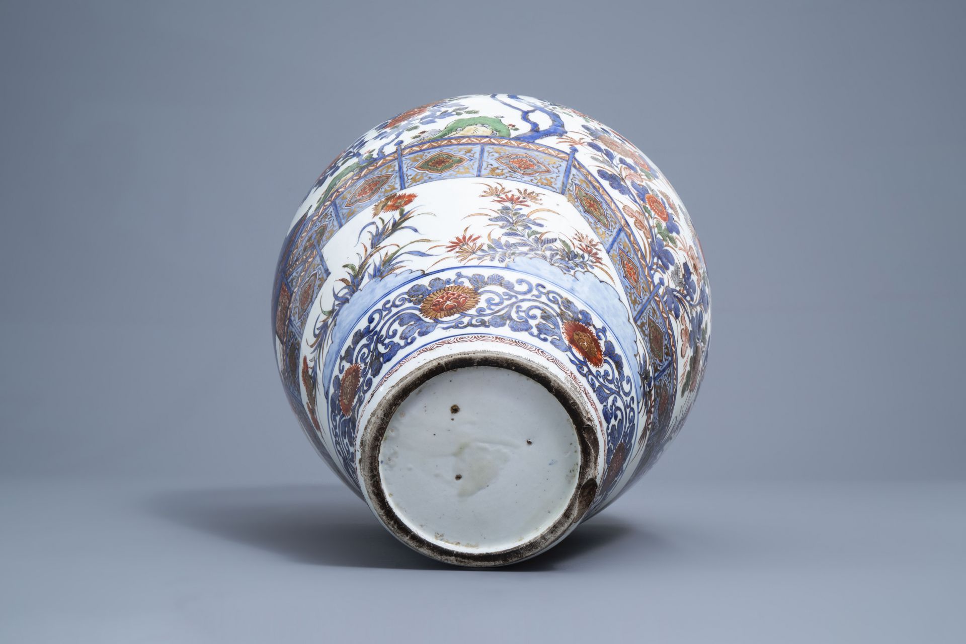 A large Japanese Imari vase and cover, Edo, 18th/19th C. - Image 6 of 8