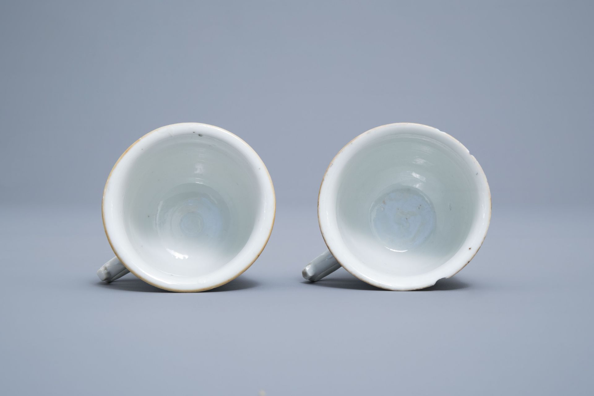 A Chinese five-piece famille rose tea service, 19th/20th C. - Image 6 of 16