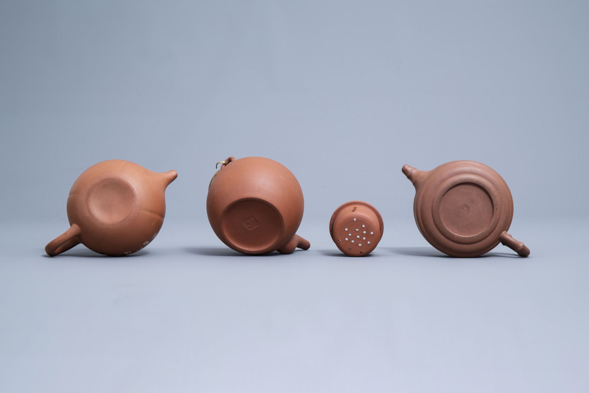 Five Chinese Yixing stoneware teapots and covers, 20th C. - Image 7 of 15