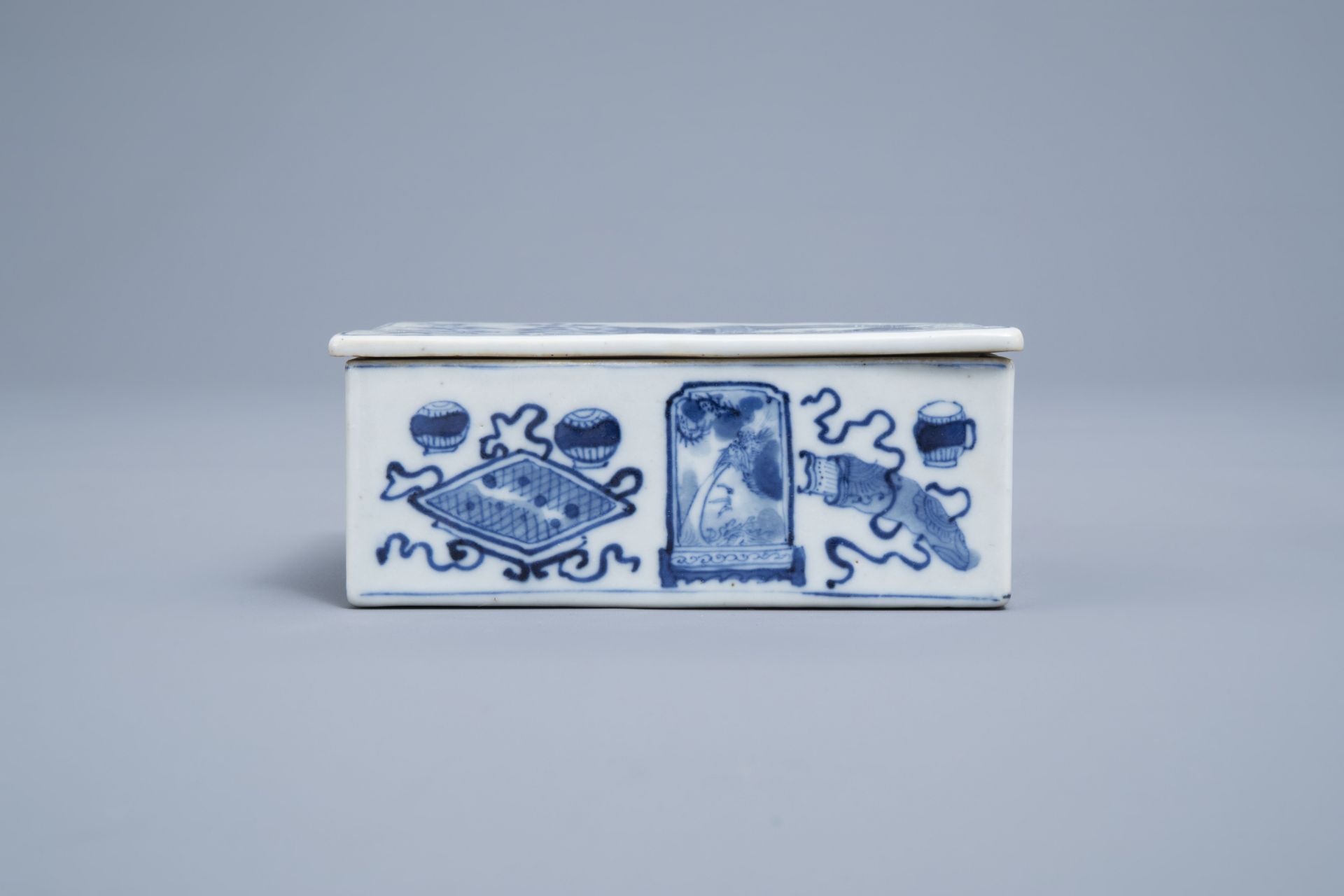 A rectangular Chinese blue and white box and cover with antiquities, 19th C. - Image 4 of 9