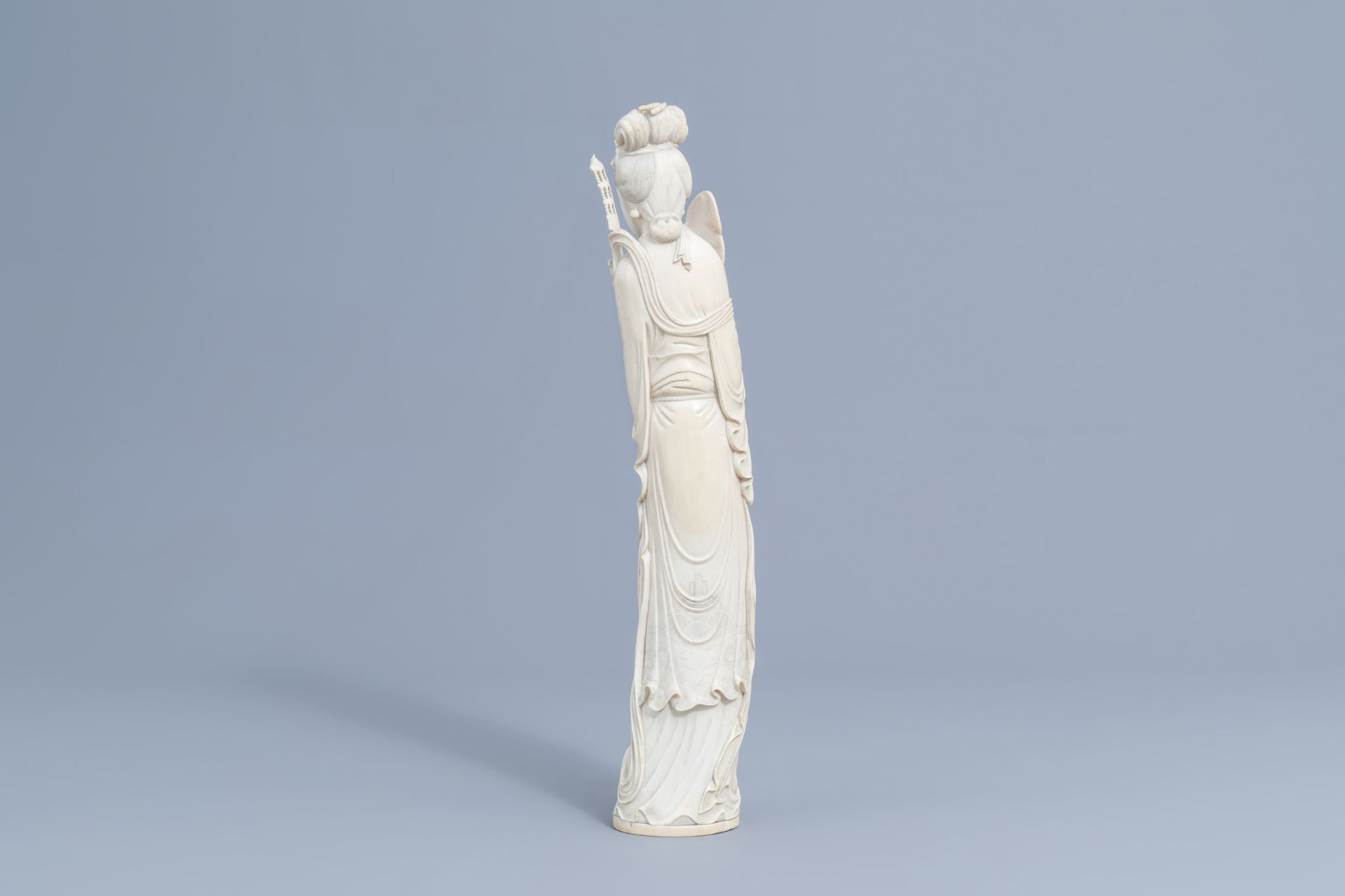 A large Chinese carved ivory figure of a lady on a wooden base, first half of the 20th C. - Image 4 of 7