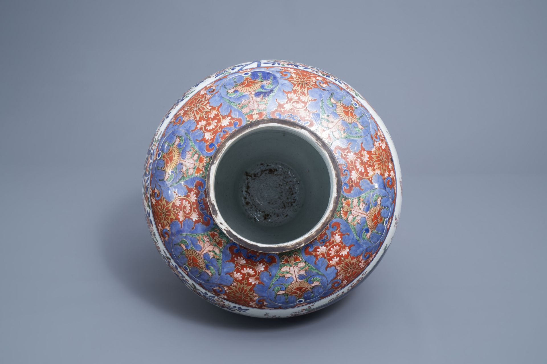 A large Japanese Imari vase and cover, Edo, 18th/19th C. - Image 5 of 8