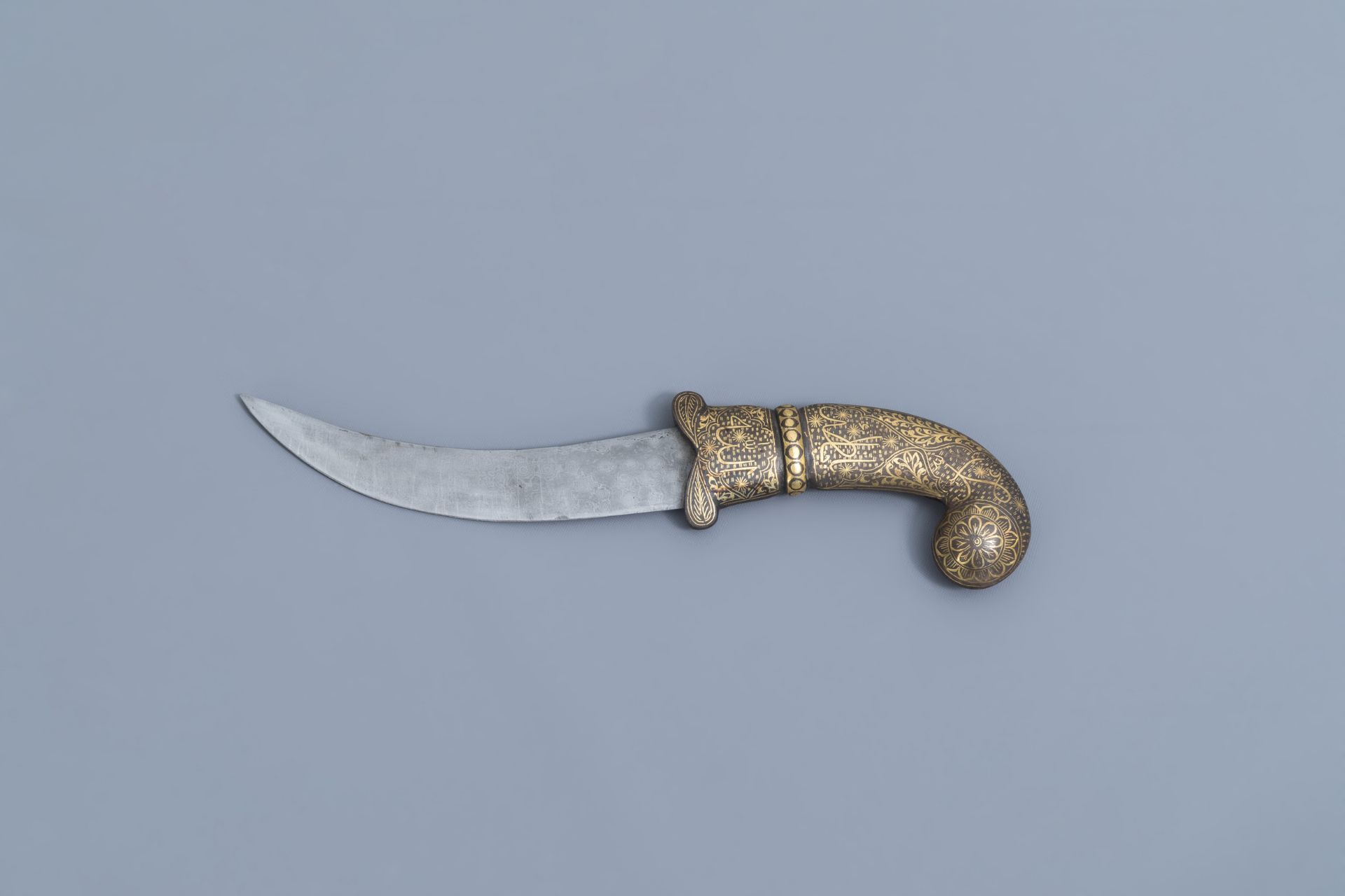 An Islamic inscribed 'jambiya' dagger with matching scabbard, Middle East, 20th C. - Image 3 of 8