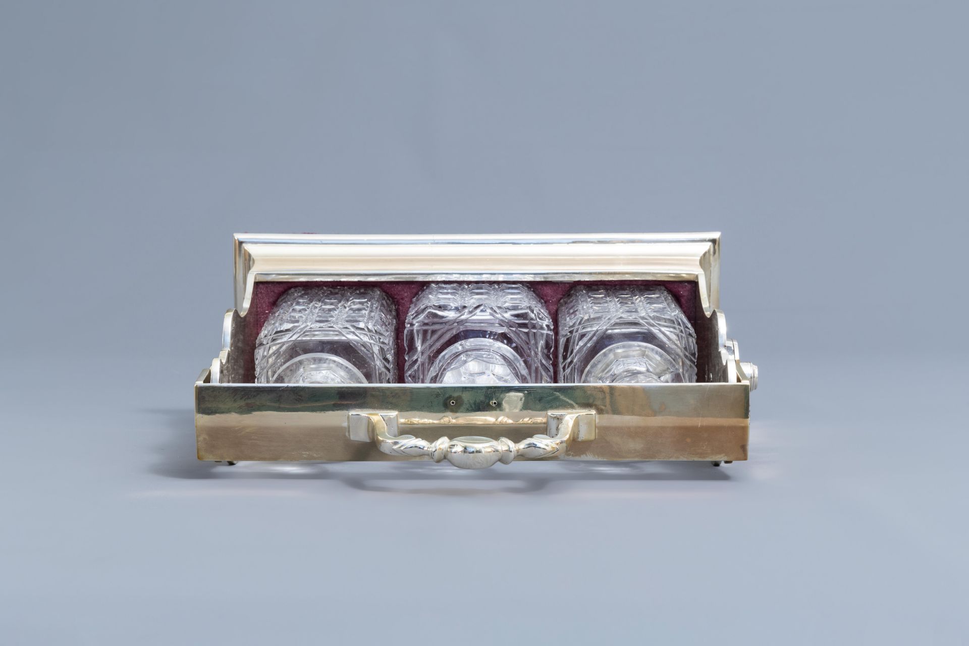 An English silver plated Betjemann's Tantalus with three cut crystal decanters, 20th C. - Image 6 of 19