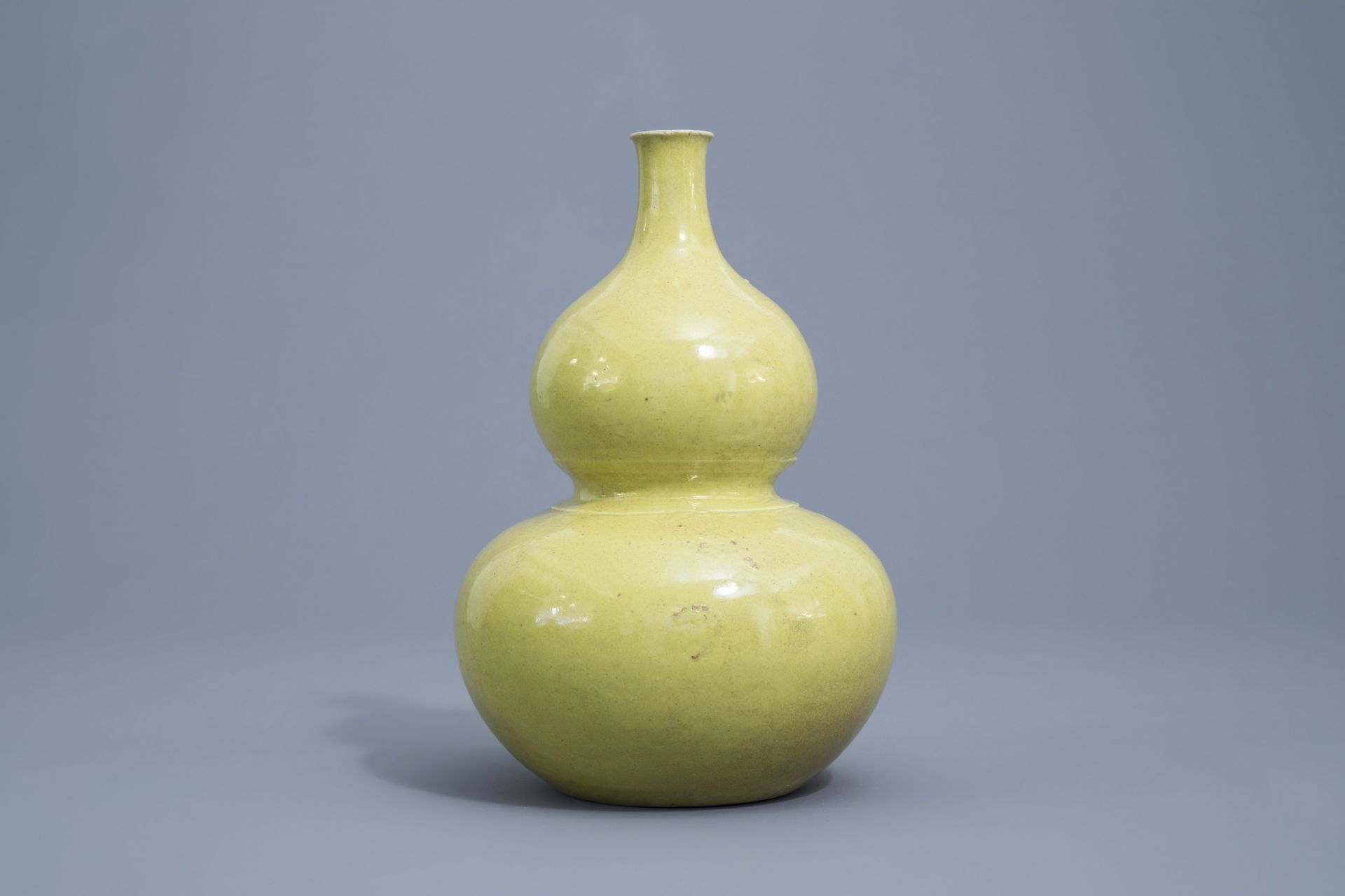 A Chinese monochrome yellow double gourd vase, Qianlong mark, 19th/20th C. - Image 4 of 7