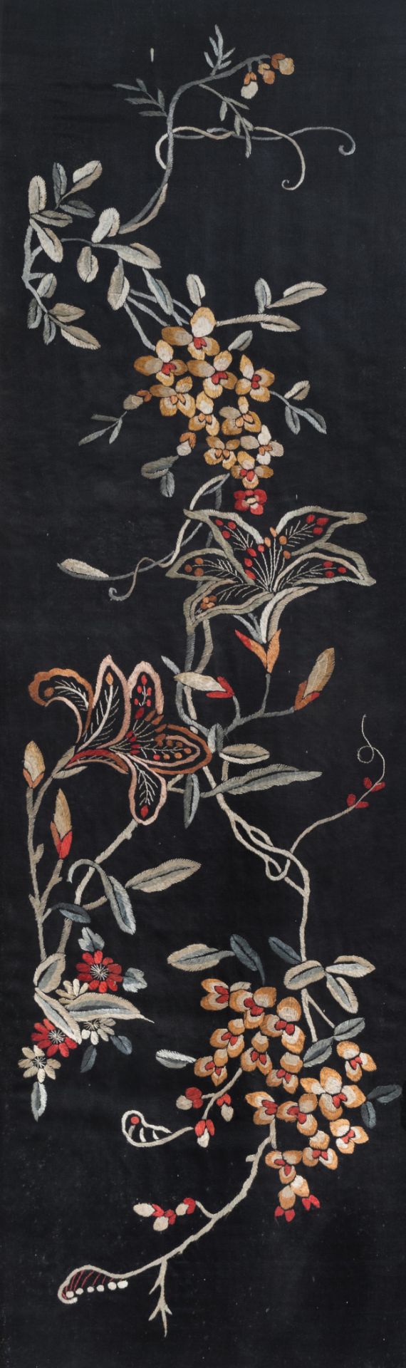 Two Chinese embroidered silk panels with floral designs, 19th/20th C. - Image 4 of 7