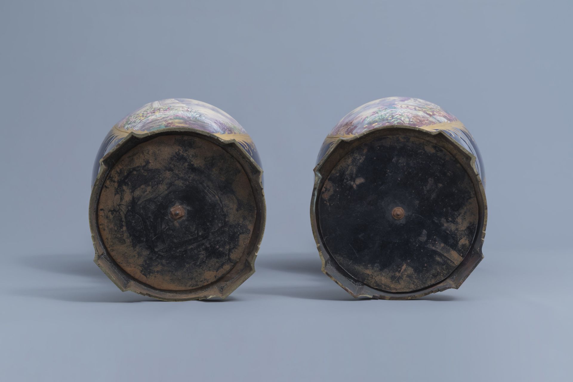 A pair of large French Svres styles vases and covers with gallant scenes and landscapes, 20th C. - Image 12 of 20