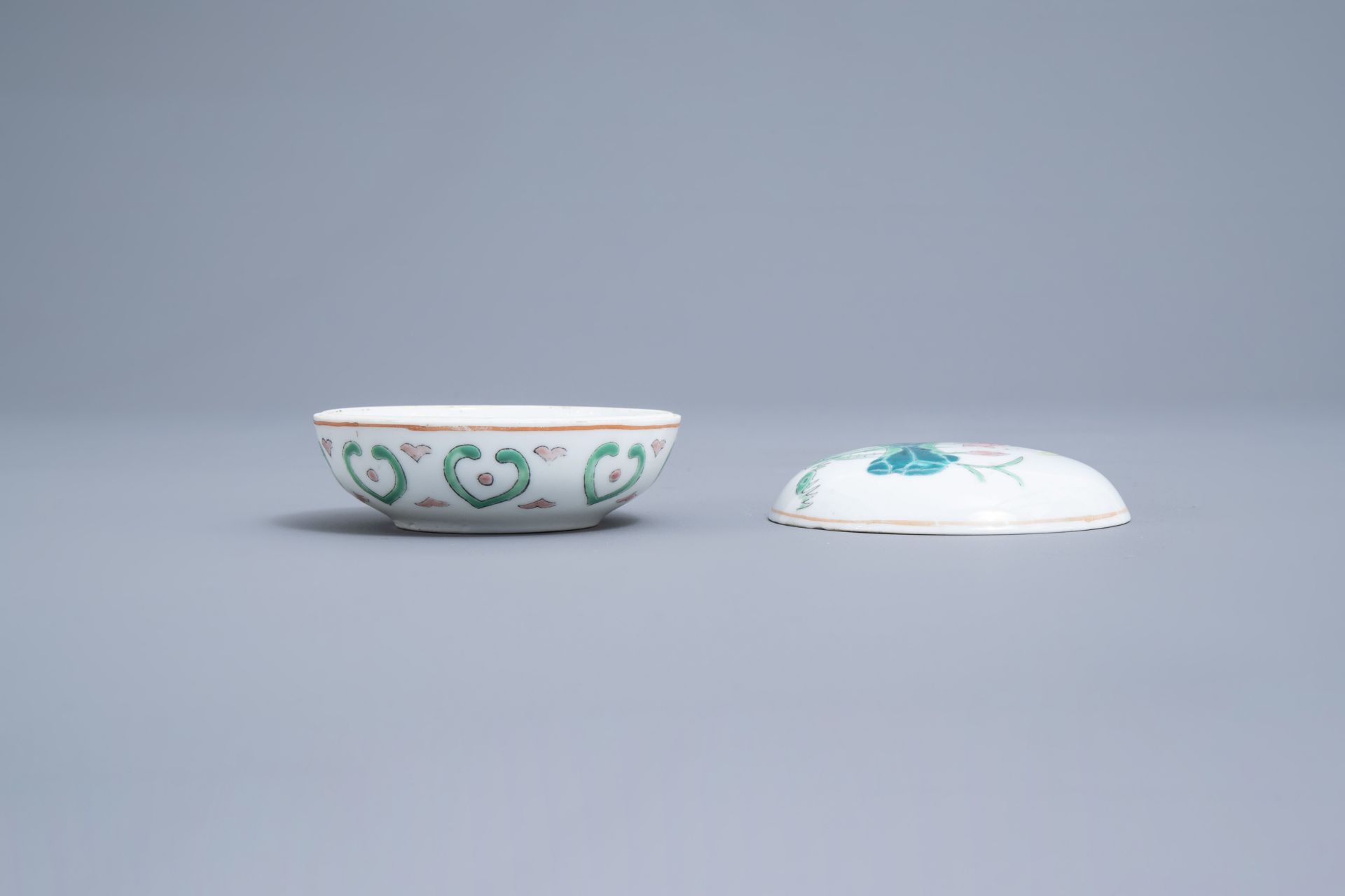 A varied collection of Chinese blue, white and famille rose porcelain, 18th C. and later - Image 22 of 42