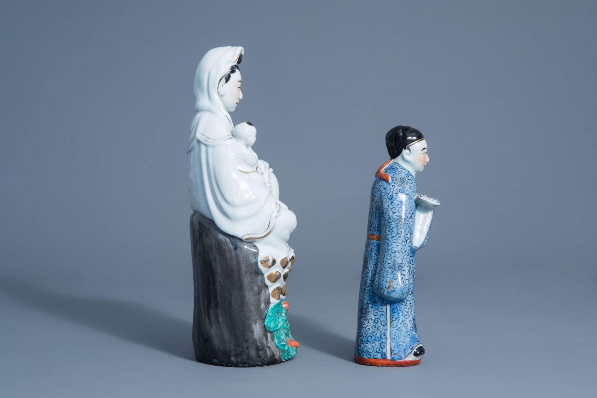 Two Chinese porcelain figures of Guanyin and of a scholar, Republic, 20th C. - Image 3 of 7