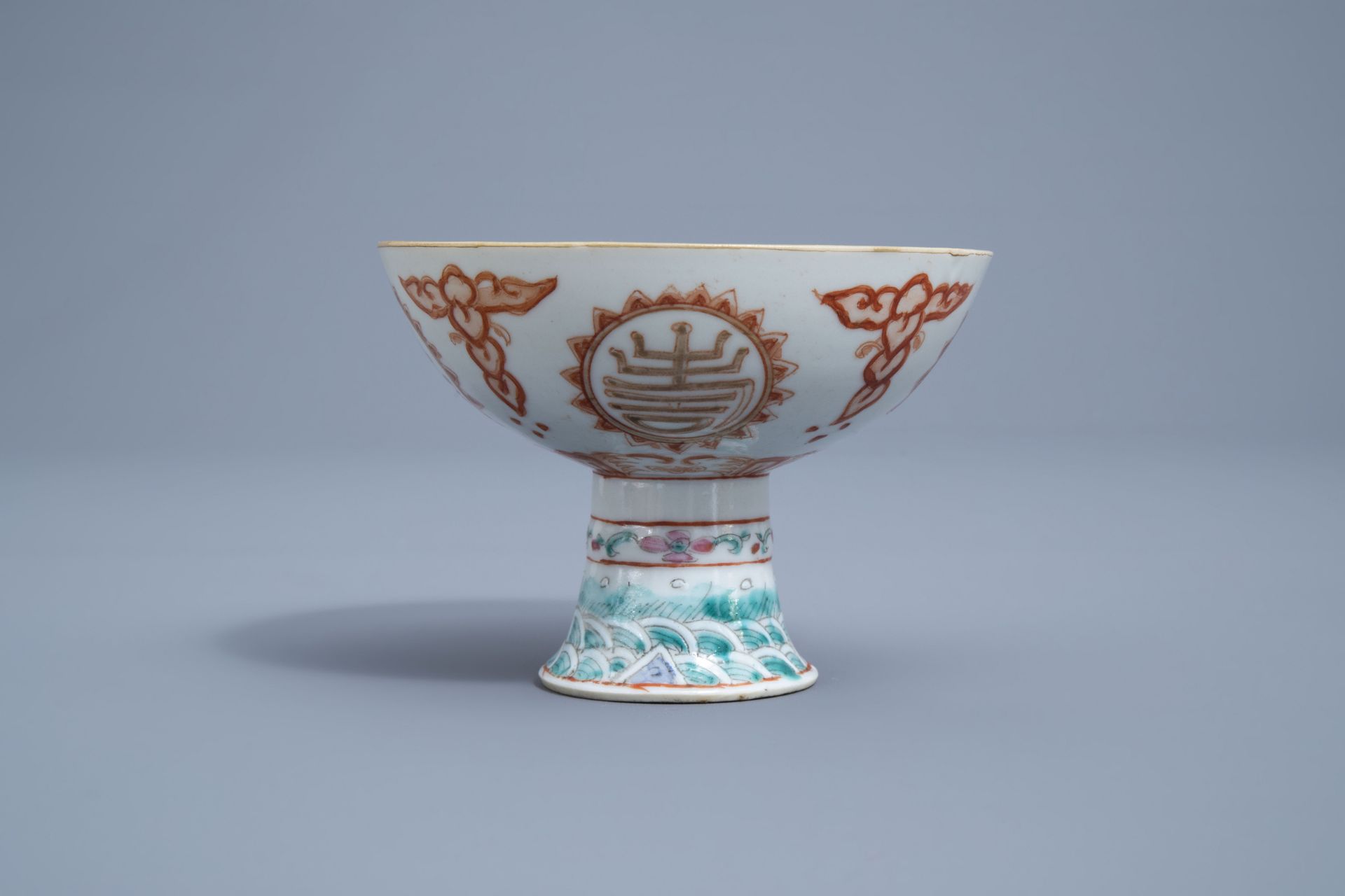 A Chinese famille rose, iron red and gilt stem cup, 19th C. - Image 3 of 8