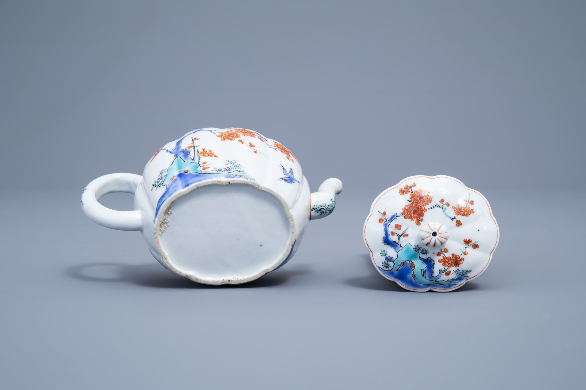 A lobed Japanese Kakiemon teapot and cover, Edo, 18th C. - Image 8 of 8