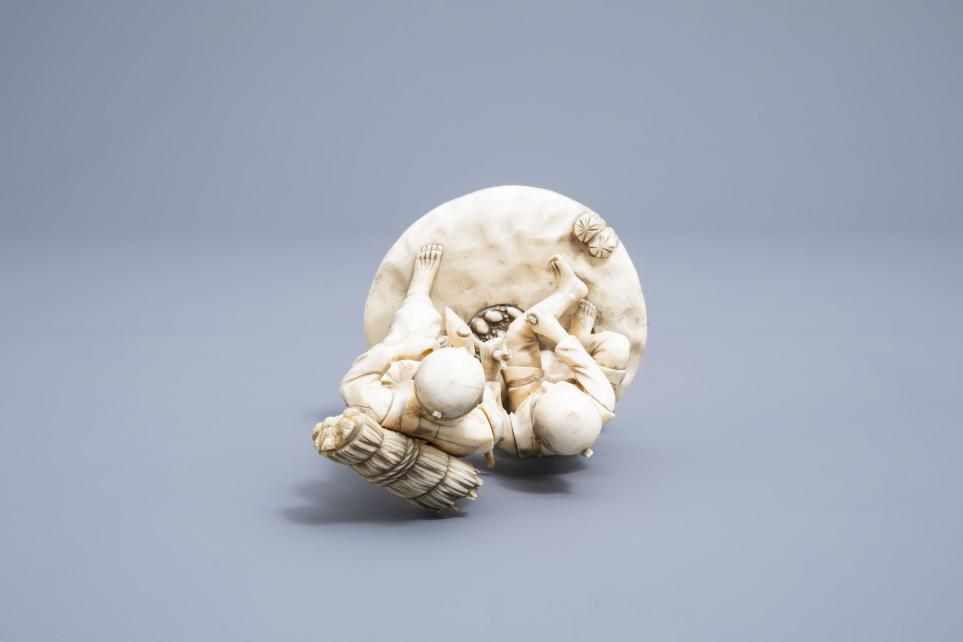 Five various Japanese ivory netsuke and okimono, Meiji, and a Chinese Canton shell, 19th/20th C. - Image 6 of 18