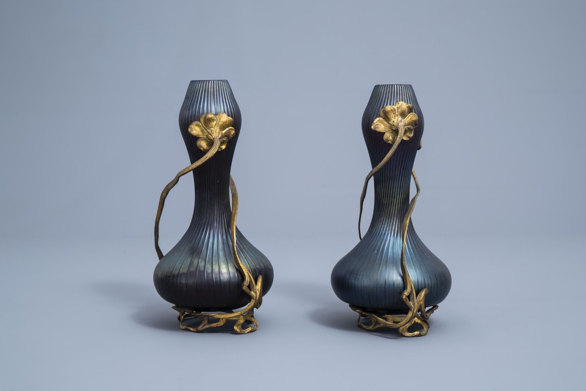 A pair of iridescent Art Nouveau style double gourd vases in the manner of Johann Loetz, 20th C. - Image 4 of 6