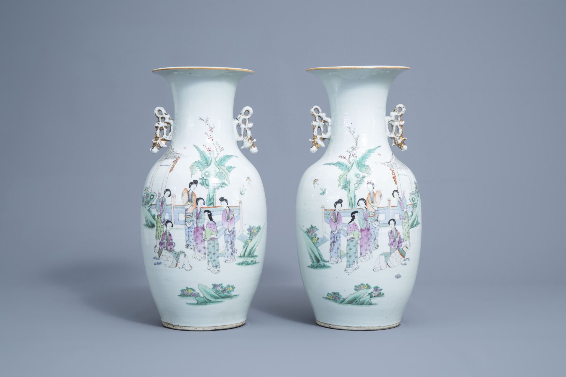 A pair of Chinse famille rose vases with ladies on a terrace, 19th/20th C.
