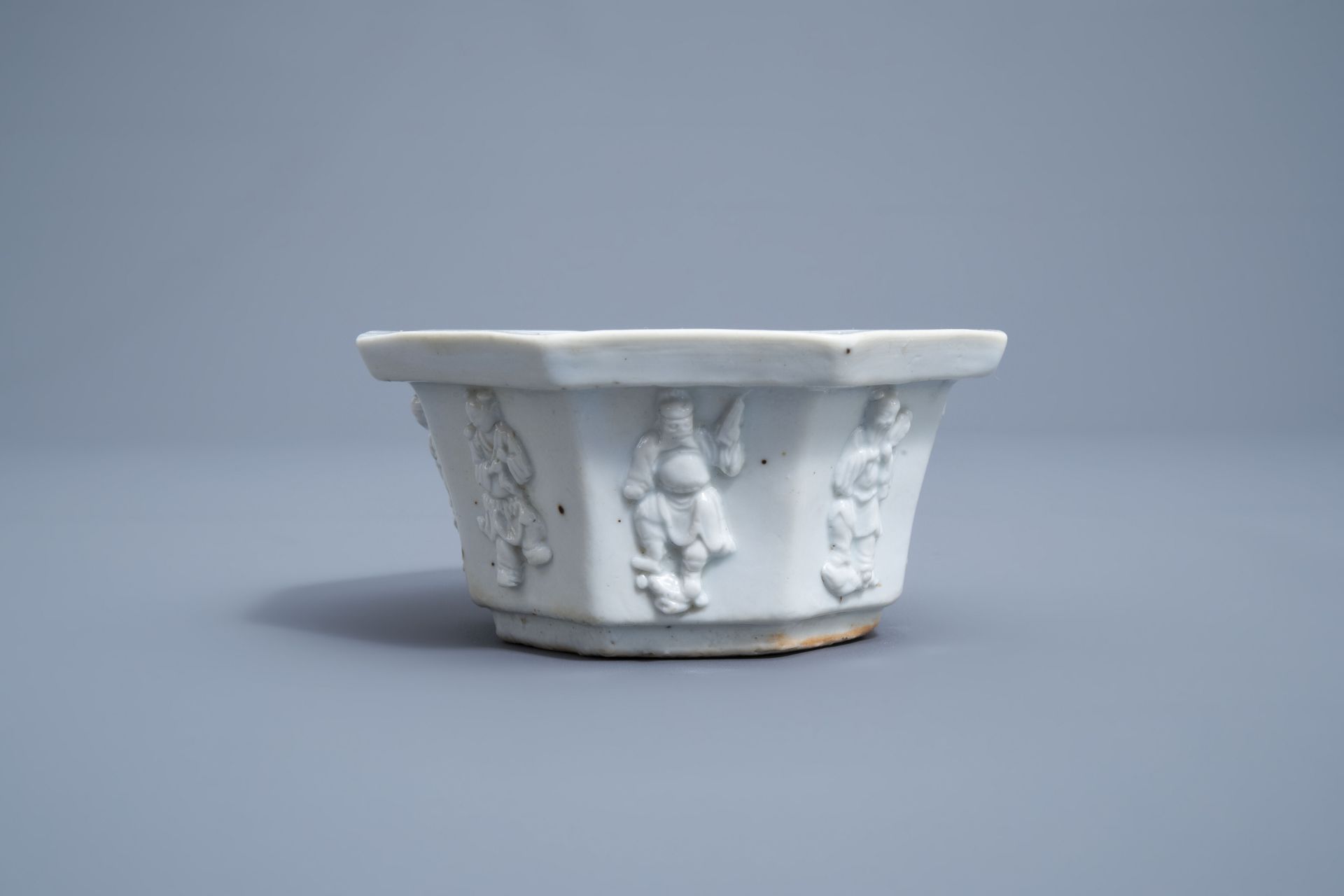 A varied collection of Chinese monochrome porcelain wares, 19th/20th C. - Image 9 of 19