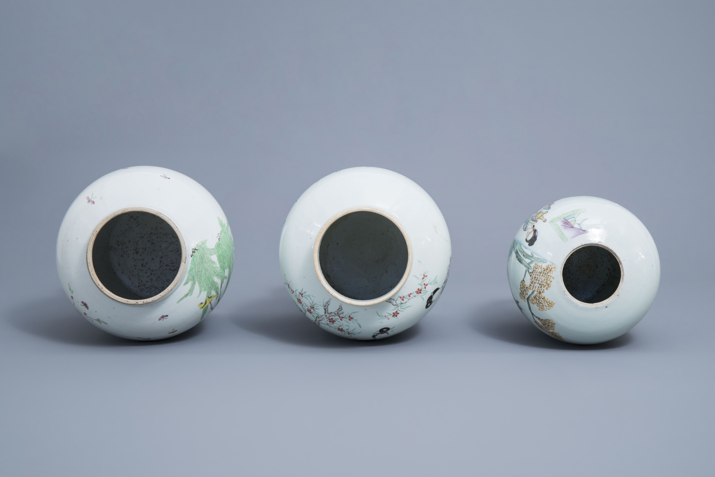 Two Chinese famille rose and qianjiang cai vases and covers and a ginger jar, 19th/20th C. - Image 6 of 9