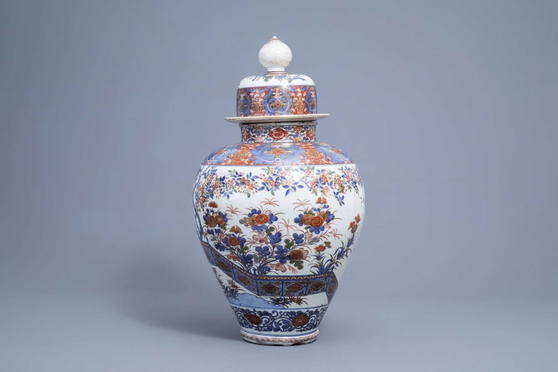 A large Japanese Imari vase and cover, Edo, 18th/19th C. - Image 3 of 8