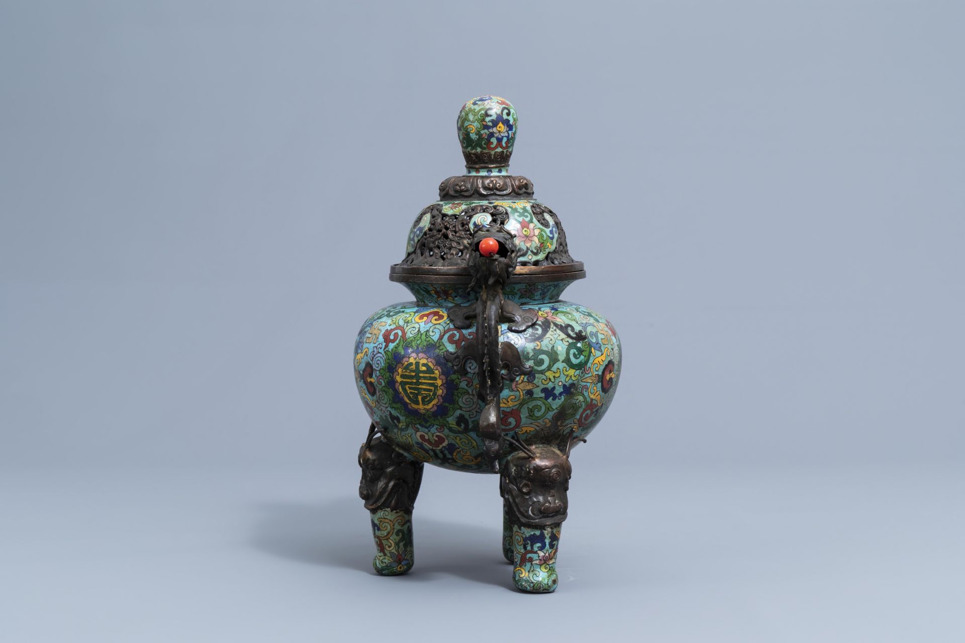 A Chinese cloisonne tripod incense burner and cover with dragon relief design, 20th C. - Image 3 of 7