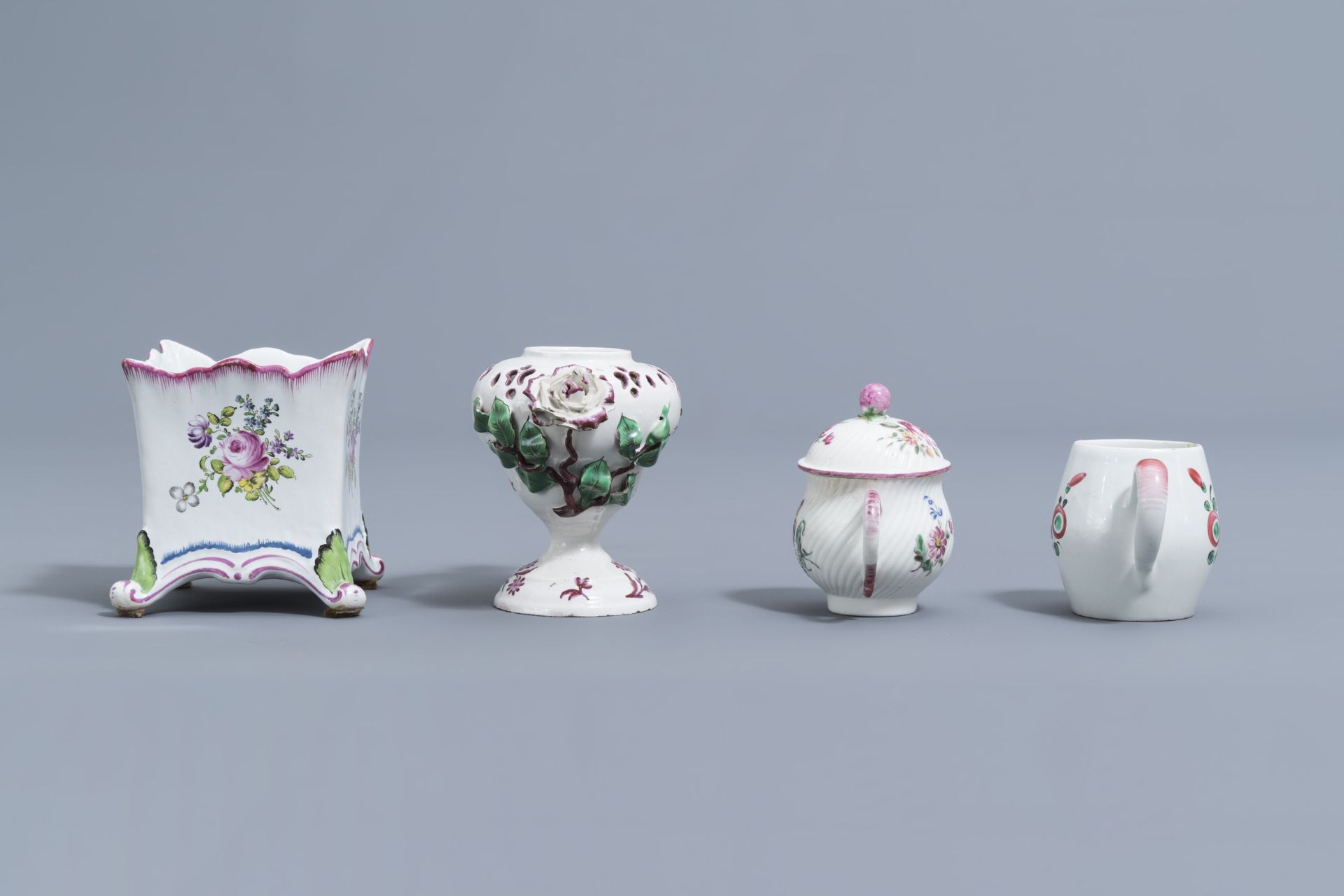 A collection of 17 pieces in faience de l'Est, France, 18th/19th C. - Image 26 of 34