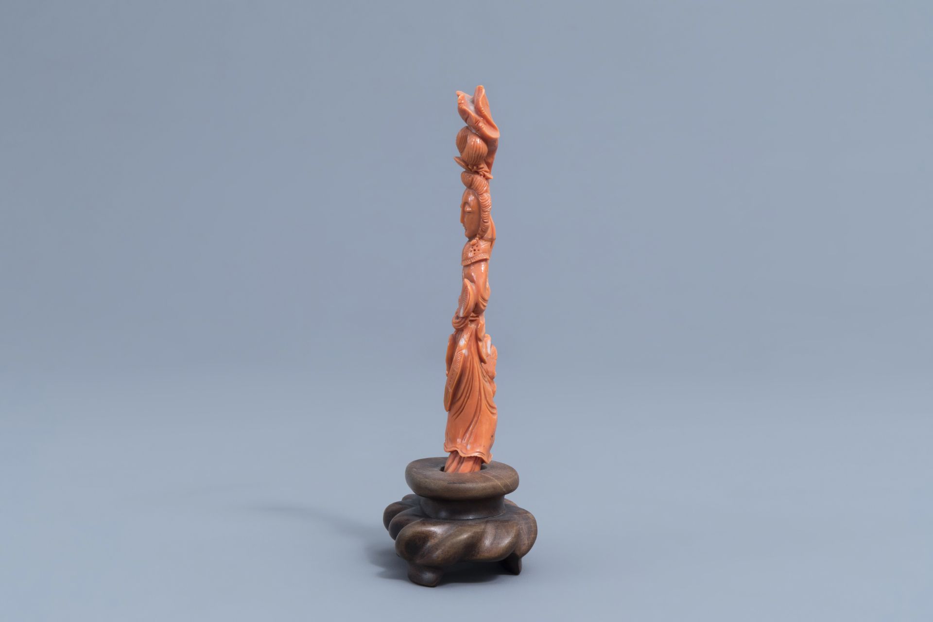 A Chinese carved red coral figure of a lady, 19th/20th C. - Image 6 of 8