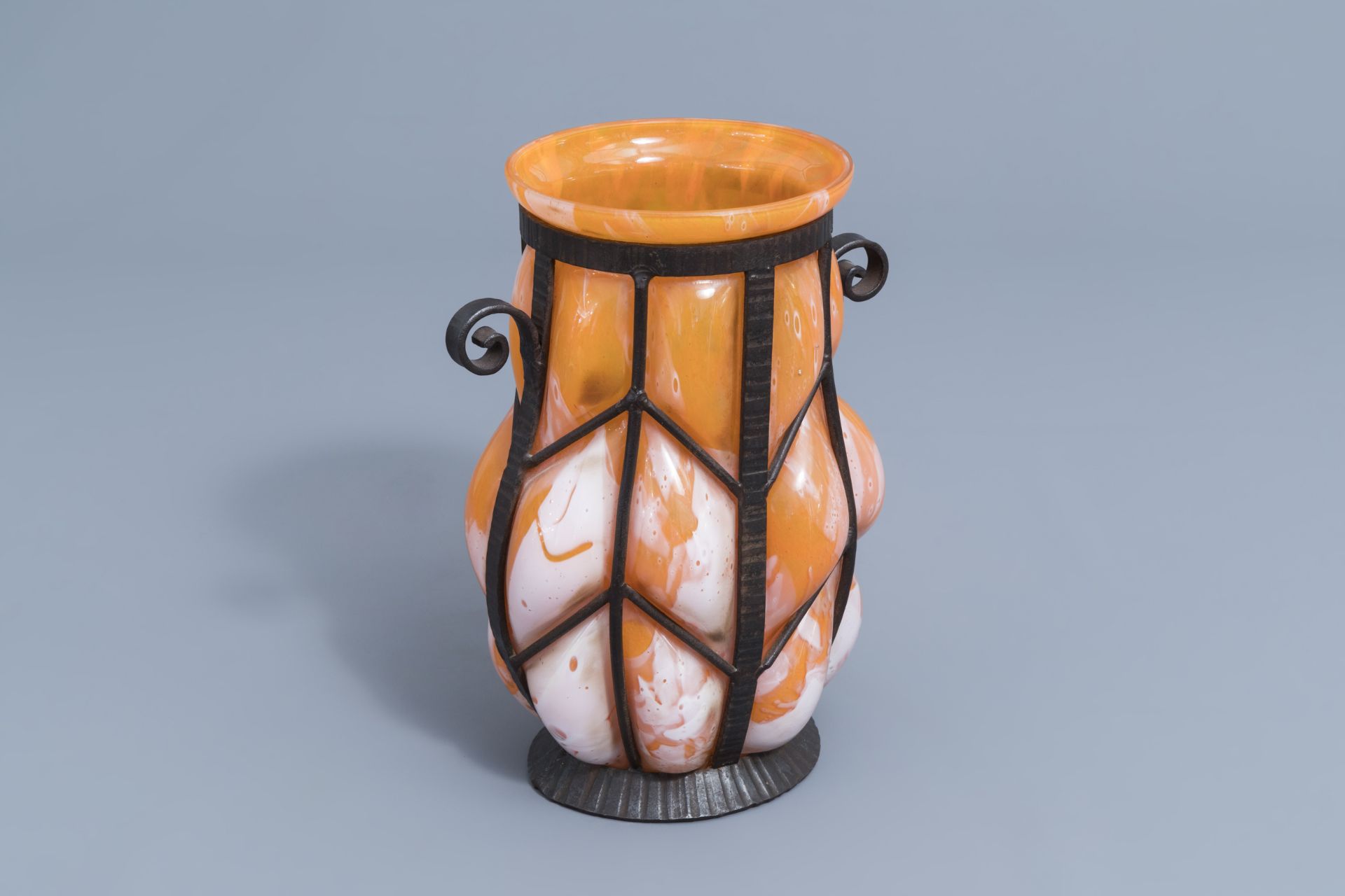 A French glass and wrought iron Art Deco vase, probably Verreries d'Art Lorrain, 20th C. - Image 2 of 8