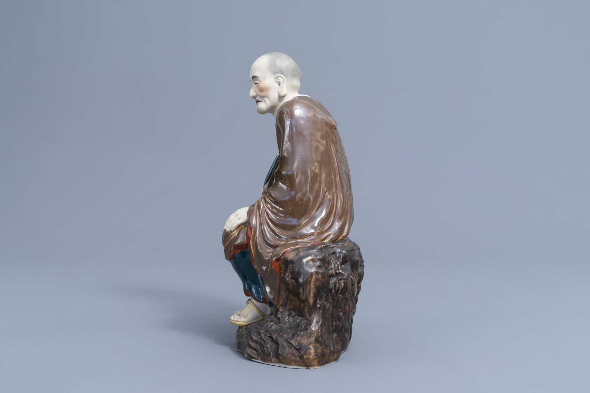 A Chinese Luohan figure in polychrome porcelain and biscuit, 20th C. - Image 6 of 8