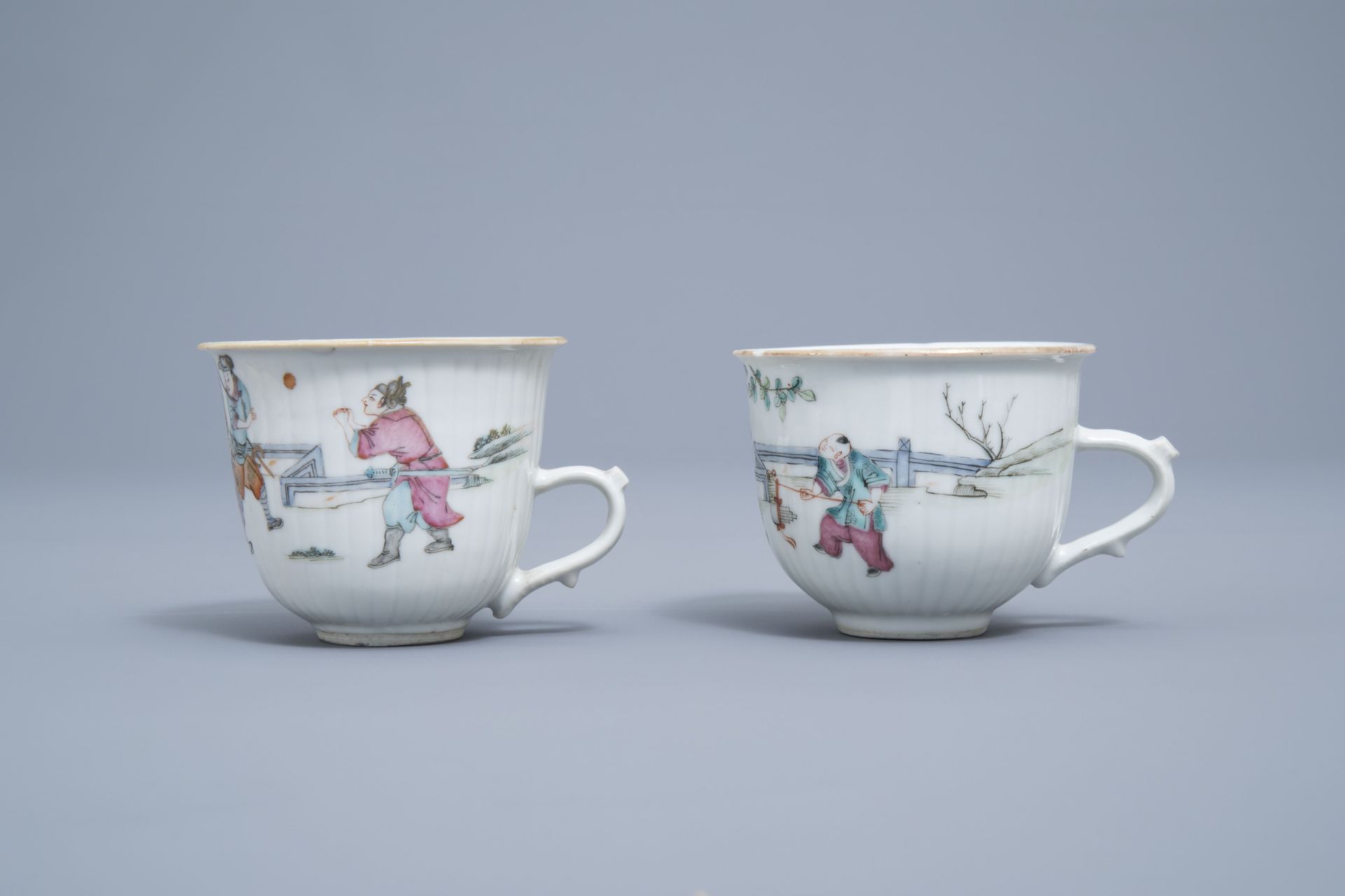 A Chinese five-piece famille rose tea service, 19th/20th C. - Image 4 of 16