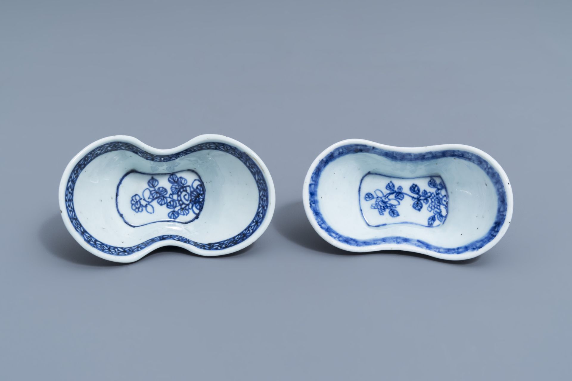 A pair of Chinese blue and white ingot shaped bowls, 18th/19th C. - Image 15 of 20