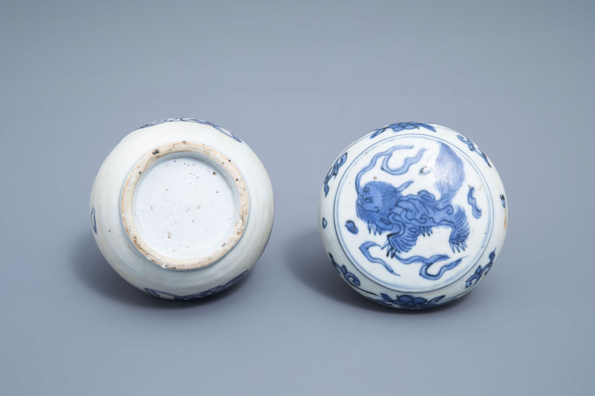 A Chinese blue and white box and cover with a mythical animal, Ming - Image 9 of 9