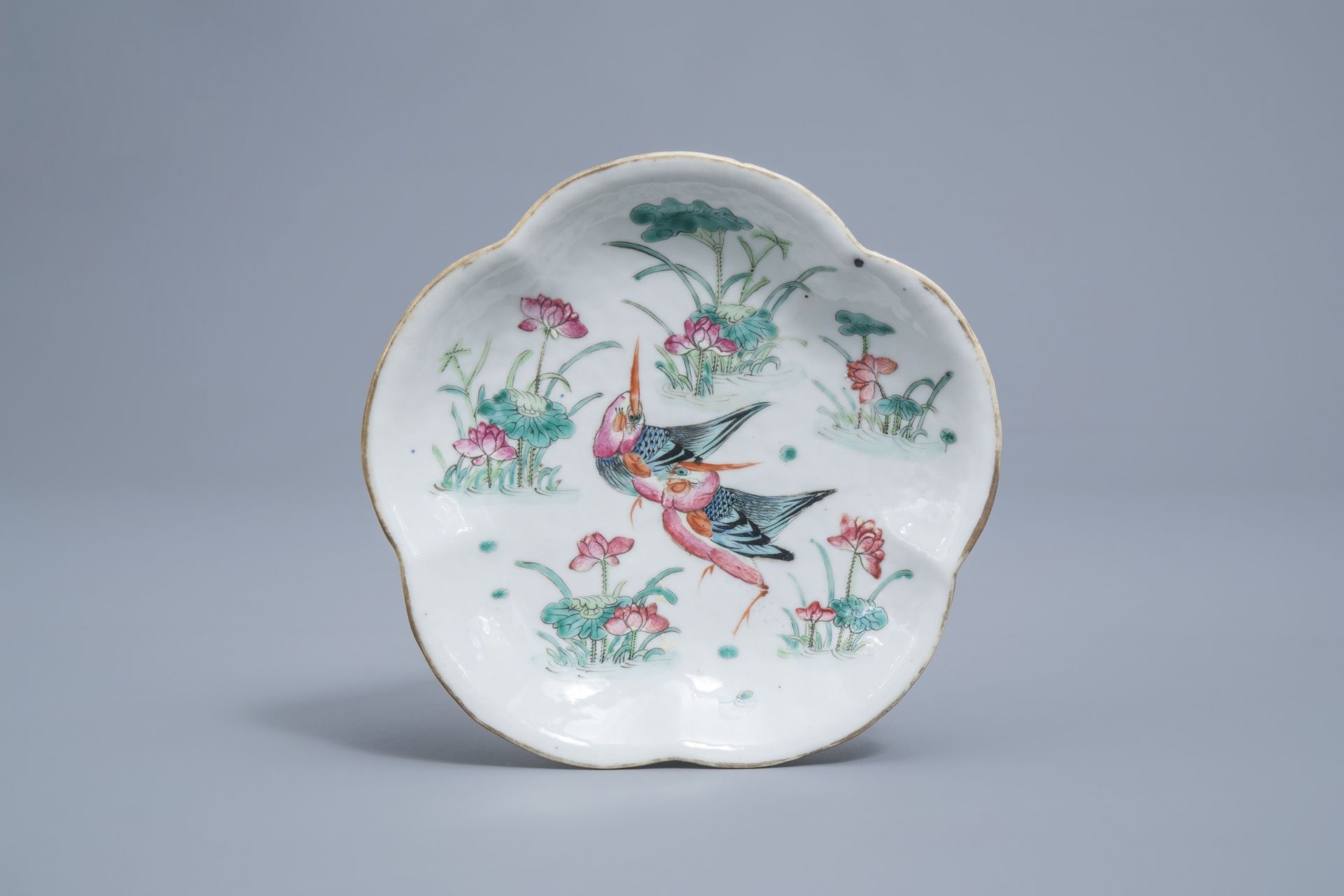 A varied collection of Chinse Canton and famille rose porcelain, 19th C. - Image 6 of 19