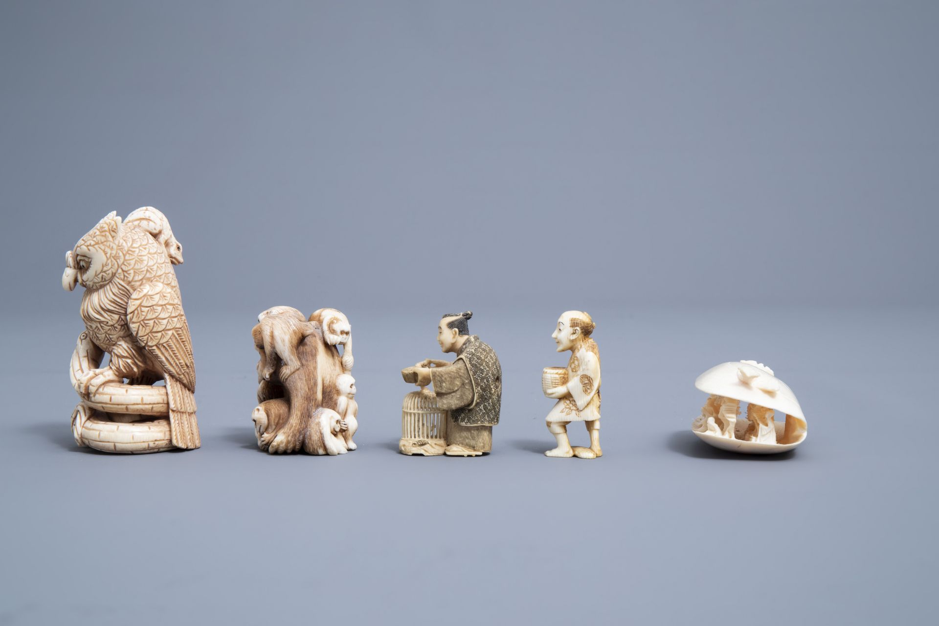 Five various Japanese ivory netsuke and okimono, Meiji, and a Chinese Canton shell, 19th/20th C. - Image 12 of 18
