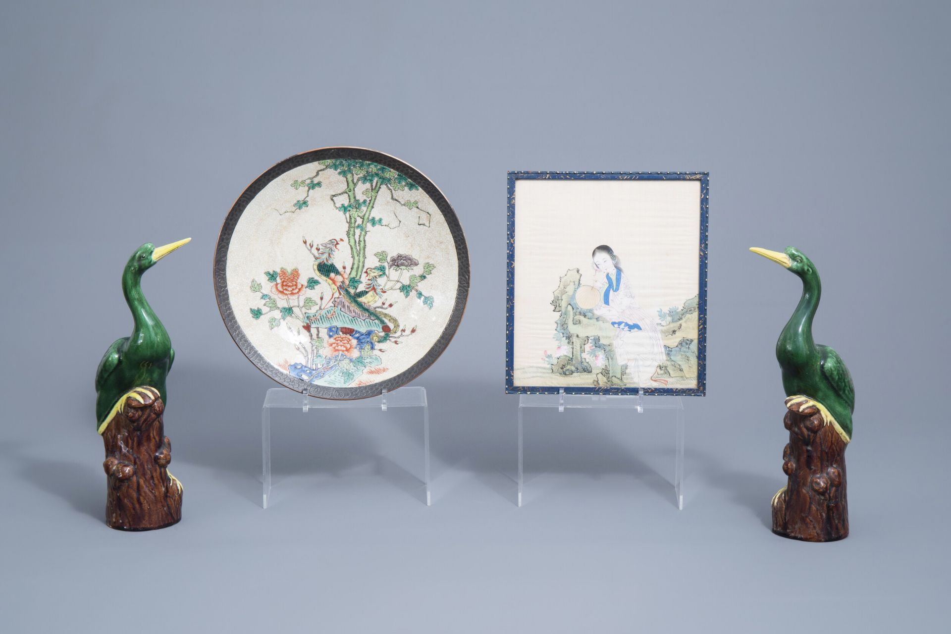 A Chinese Nanking famille verte charger, a pair of polychrome birds and a painting on silk, 19th/20t