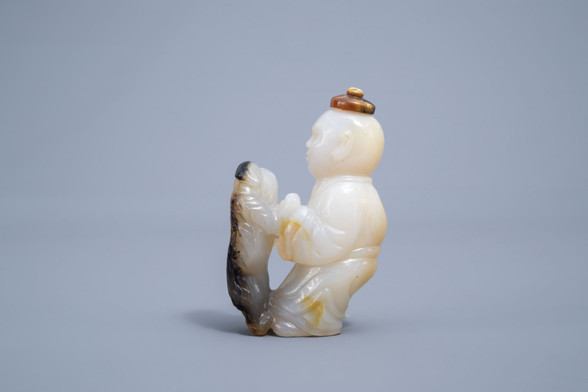 A Chinese shadow agate 'boy and dog'-shaped snuff bottle, 19th/20th C. - Image 3 of 4