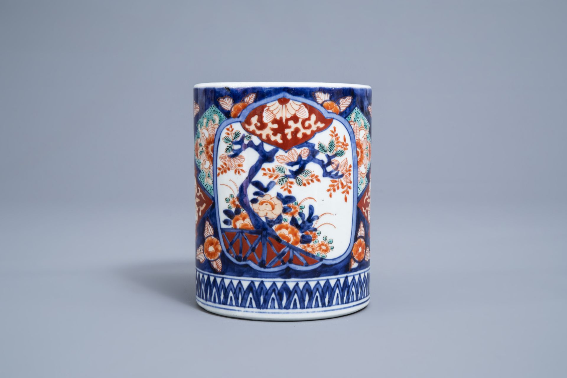A Japanese Imari brush pot with floral design, Edo/Meiji, 19th C. - Image 2 of 7