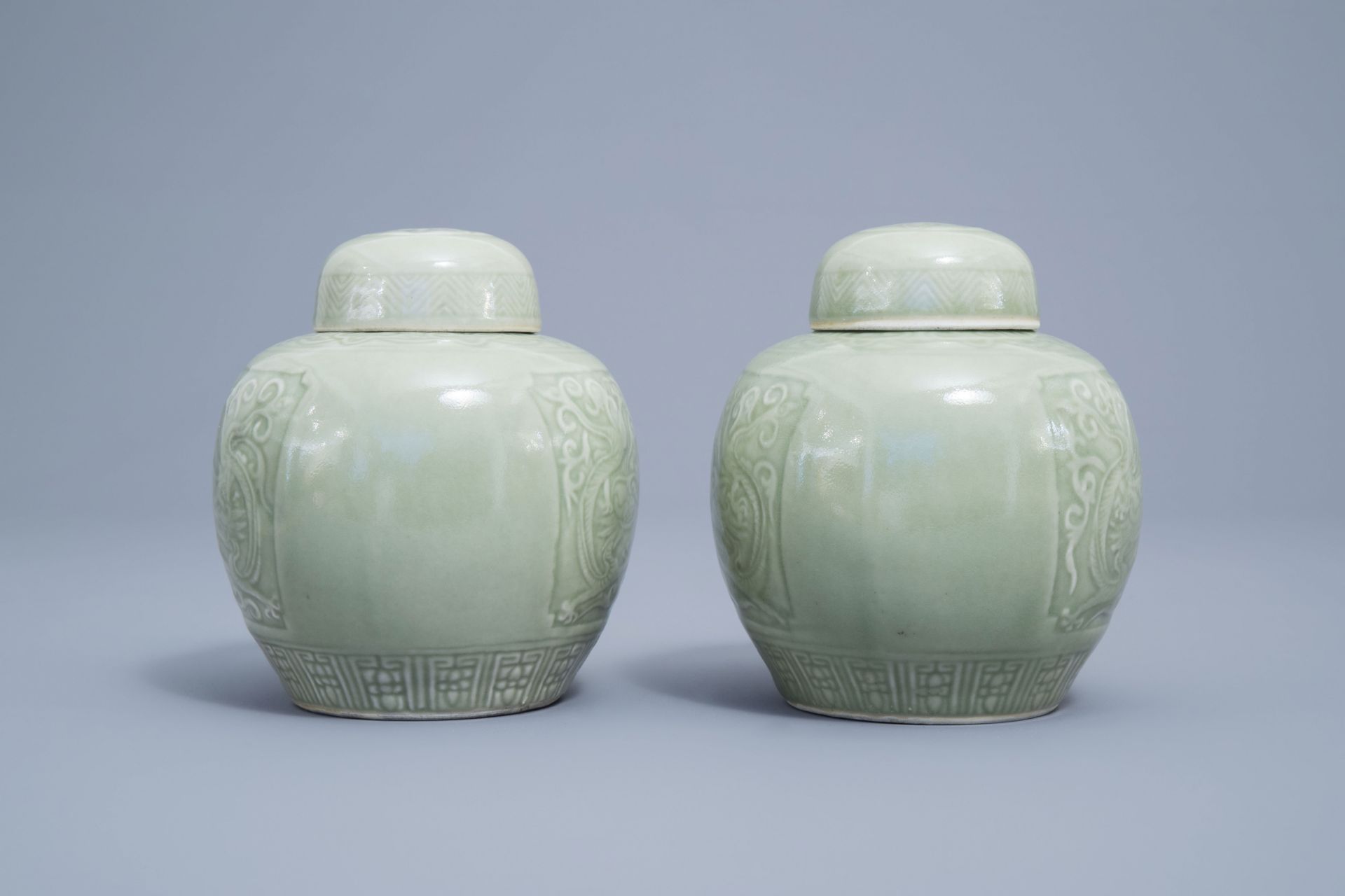 A varied collection of Chinese monochrome porcelain, 19th/20th C. - Bild 16 aus 22