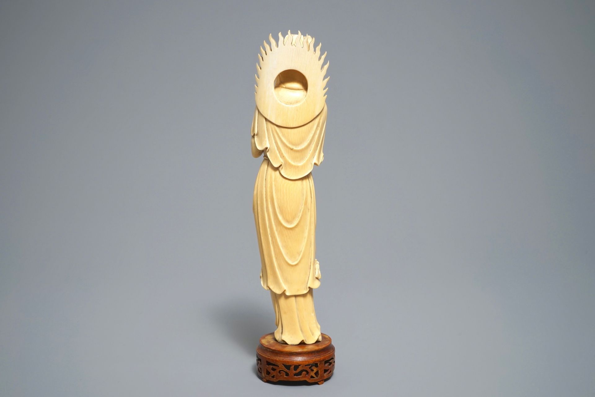 A Chinese carved ivory figure of Guanyin, 19th C. - Image 4 of 6