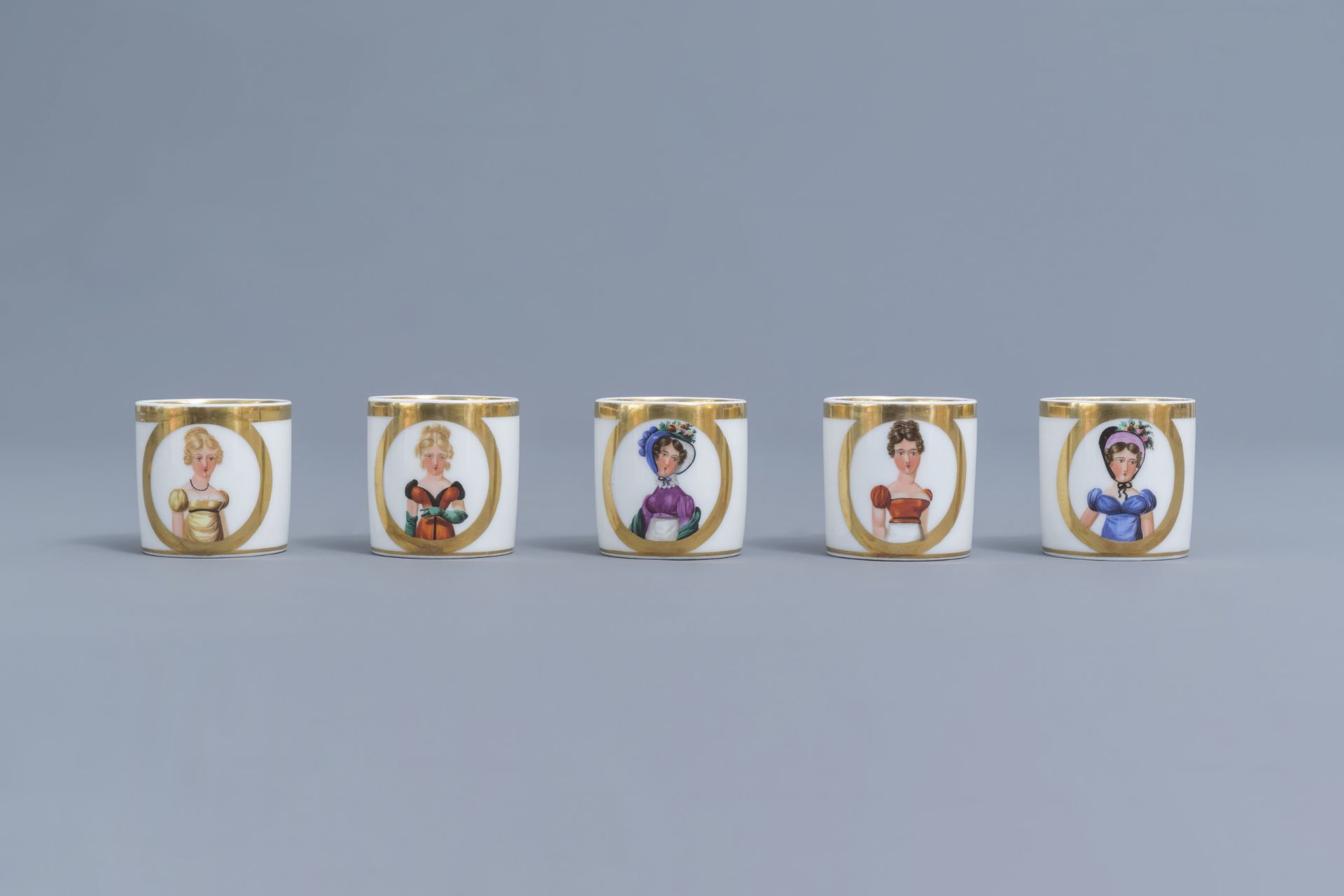 A 25-piece Paris porcelain coffee and tea service with First French Empire ladies portraits, 19th C. - Image 54 of 70