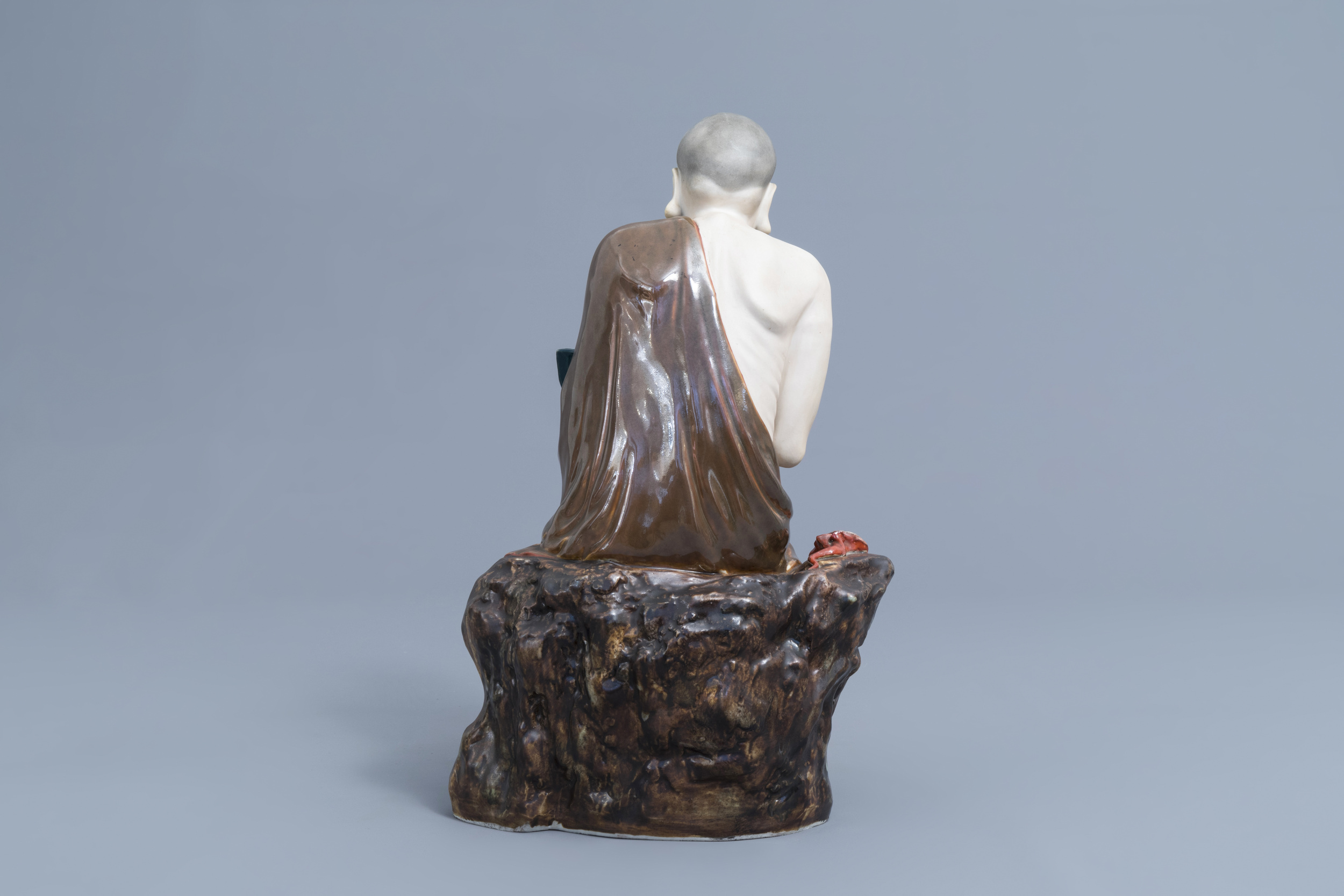 A Chinese Luohan figure in polychrome porcelain and biscuit, 20th C. - Image 5 of 8