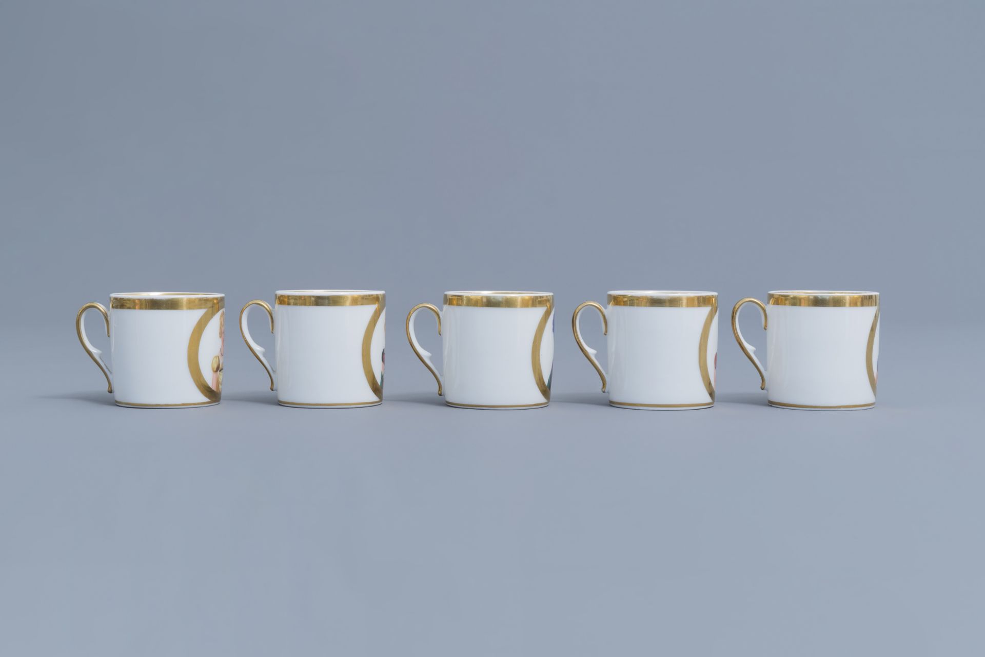 A 25-piece Paris porcelain coffee and tea service with First French Empire ladies portraits, 19th C. - Image 47 of 70